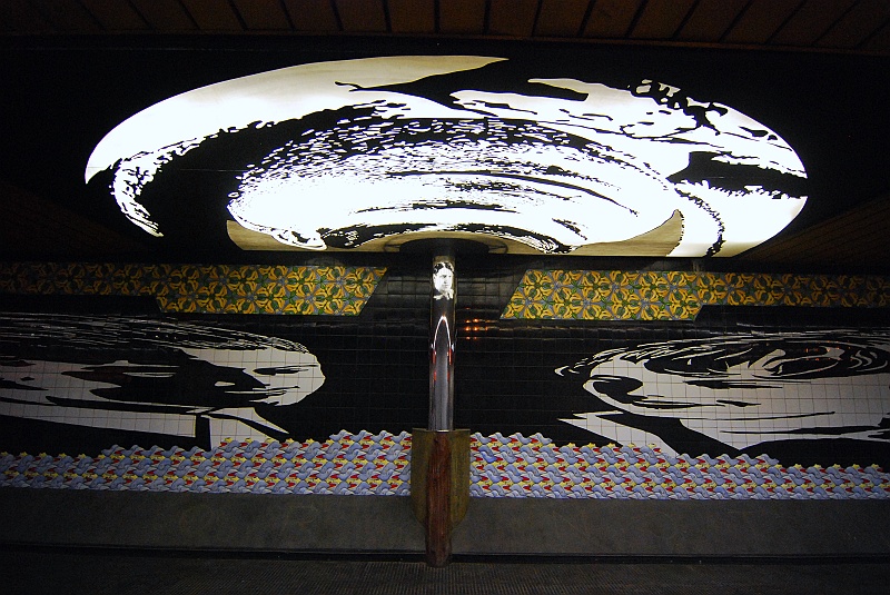 Laura i Astronom_super-1.JPG - Ciekawe złudzenie optyczne w metrze. Efekt zależny od strony, z któej się nadchodzi i miejsca, na które się patrzy. (Zdjęcie: Laura i Astronom)